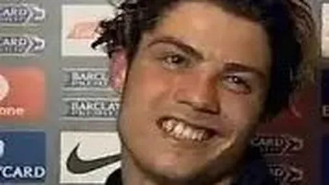 国青0-1遗憾告负，全队表现引发热议！黄健翔看好：两位新星或加盟国足