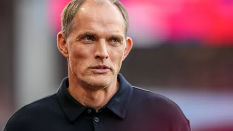 曼联离队球员安东尼铲球遭红牌，引发球迷对裁判公正性的热议