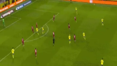 《阿扎尔回忆童年：钟情红黑军团，揭秘C罗与梅西时代巅峰对决！》