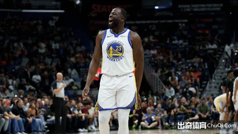 塔图姆14小时斋戒后，与全队炸鸡欢聚更衣室